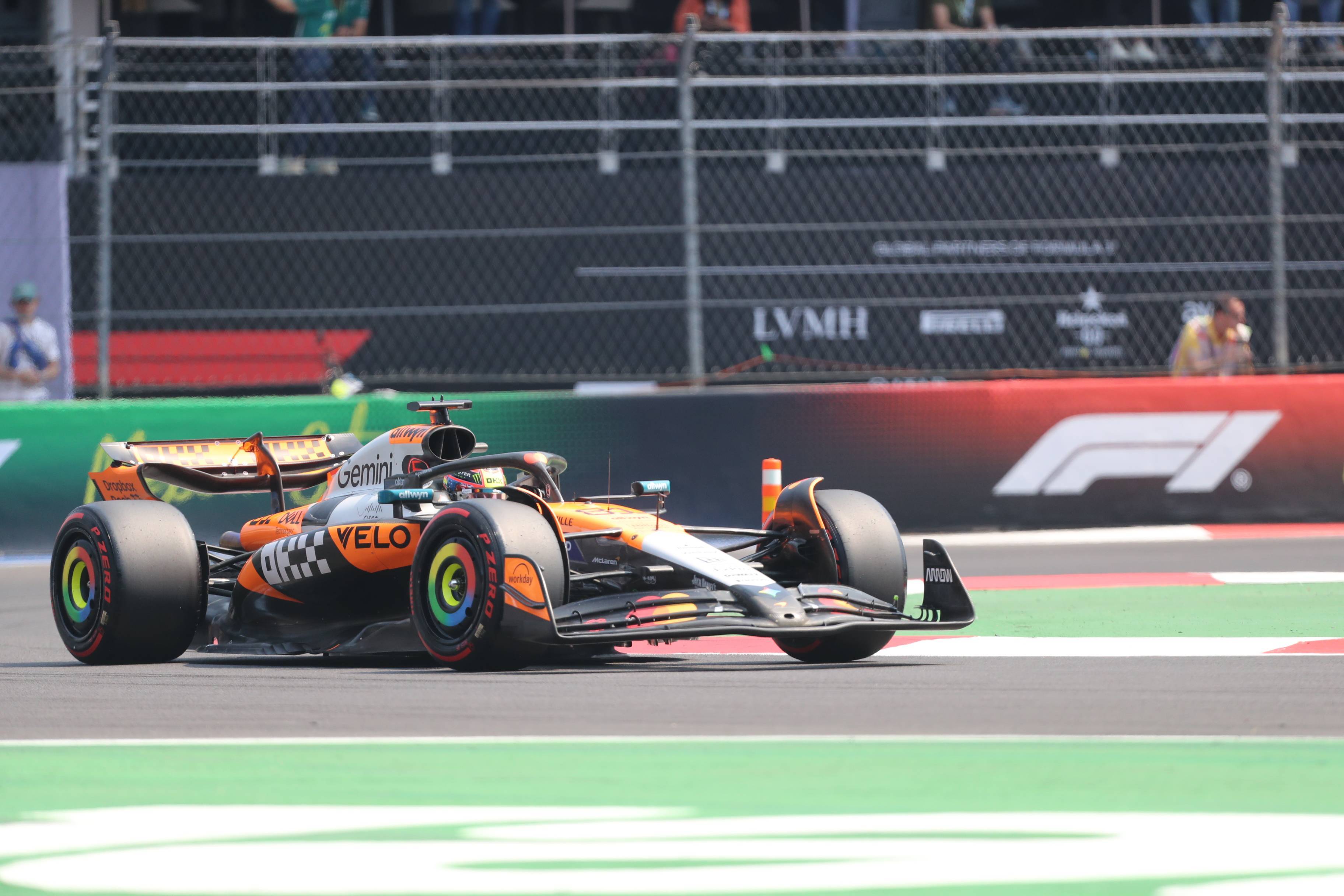 哈斯车队鏖战迈凯伦,拉塞尔关键制胜 哈斯车队鏖战迈凯伦,拉塞尔关键制胜